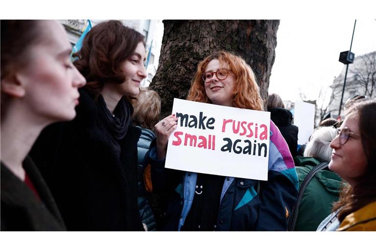 Protestierende in mehreren westlichen Hauptstädten haben gegen einen Deal der USA mit Russland demonstriert.