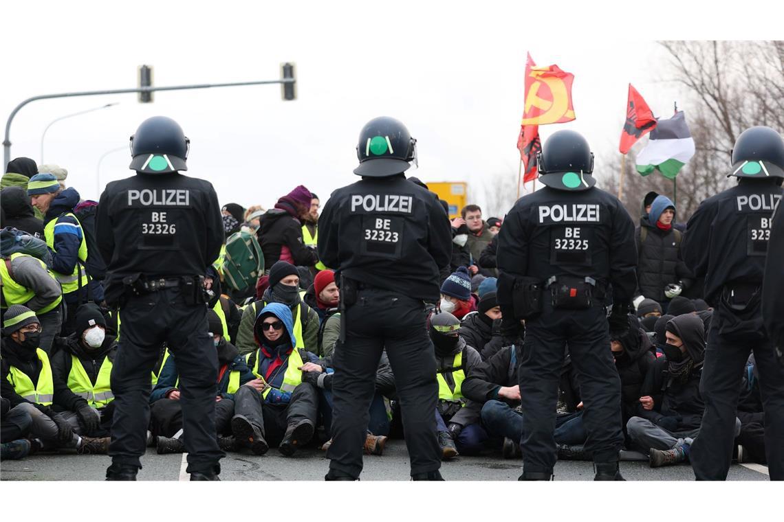 Protestierende und Polizei standen sich vielerorts direkt gegenüber.