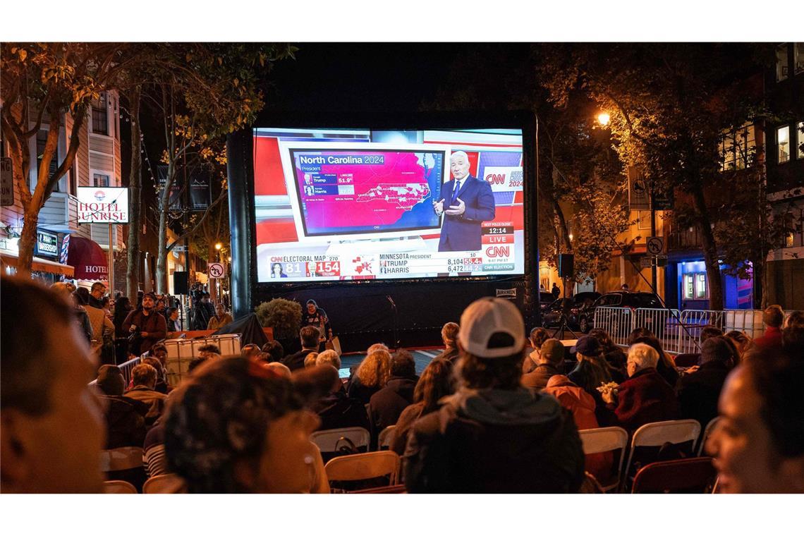 „Public Viewing“ der Wahlergebnisse: In den Straßen von San Francisco verfolgen Menschen die neuesten Entwicklungen.