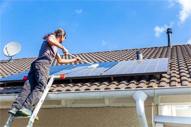 PV-Module reinigen: Warum eine regelmäßige Reinigung der Solaranlage wichtig ist, wie hoch die Kosten sind und ob sich die Reinigung selbst lohnt – alle Infos im Überblick.