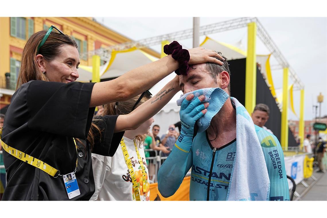 Rad-Star Mark Cavendish umarmt seine Frau Peta Todd nach der finalen Etappe der 111. Tour de France.