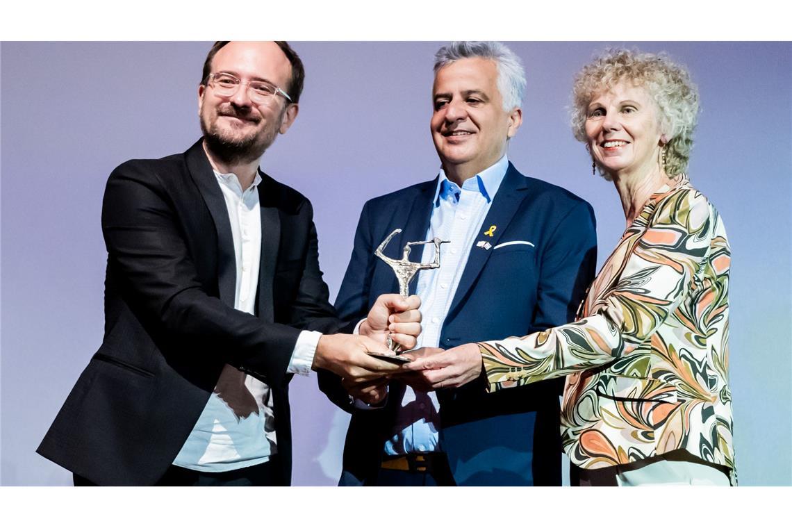 Radek Wegrzyn (l-r), Regisseur, wird bei der Verleihung des Ernst-Lubitsch-Preises 2024 im Zoo Palast mit dem Sonderpreis für seinen Dokumentarfilm "Miss Holocaust Survivor" ausgezeichnet.