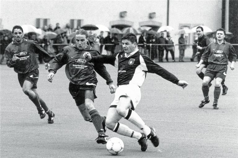 Rainer Häußermann (am Ball, im Duell mit Torsten Mayer vom FC Viktoria) war Großaspachs langjähriger Torgarant. Archivfoto: B. Strohmaier