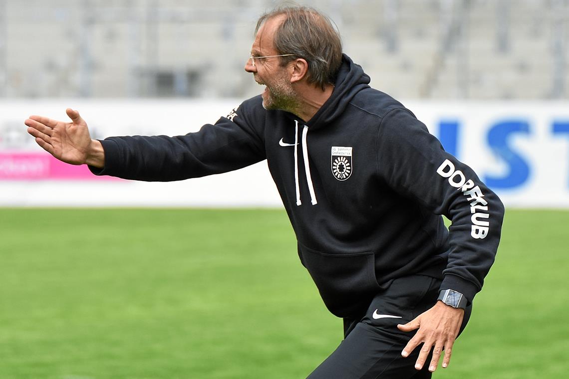 Rainer Scharinger versuchte am Spielfeldrand alles. Am Ende gab es für Großaspachs dritten Coach in dieser Saison bei seinem SG-Debüt mit seiner Mannschaft trotzdem keinen Punkt. Foto: T. Sellmaier