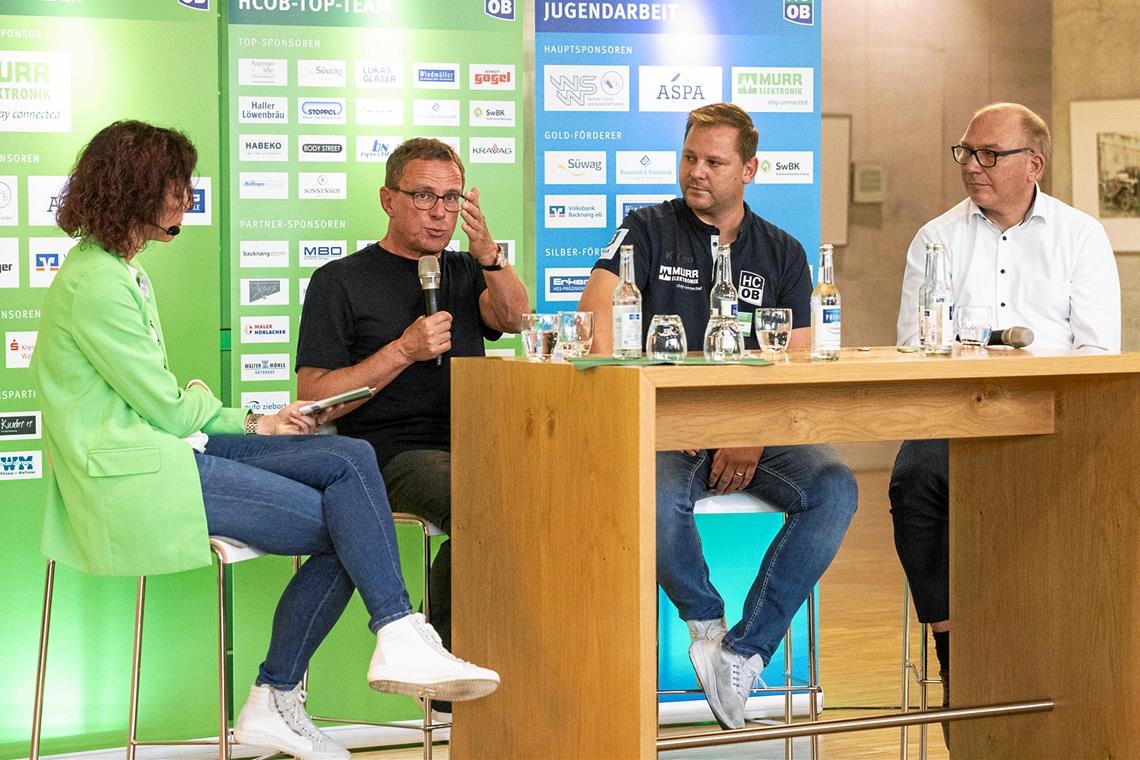 Ralf Rangnick (Zweiter von links) bekannte im Gespräch mit Moderatorin Maren Killinger, HCOB-Trainer Matthias Heineke und Murrelektronik-Geschäftsführer Ulrich Viethen (rechts), dass es ihm gefällt, wie der Verein seine hochgesteckten Ziele angeht. Foto:: Dietmar van der Linden