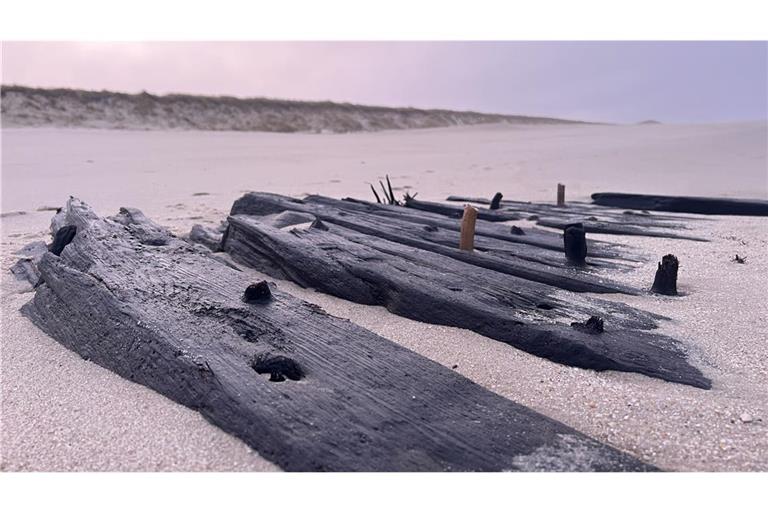 Rantum: Verwitterte Überreste eines Schiffes liegen bei Ebbe am Strand vor Sylt (Rantum).