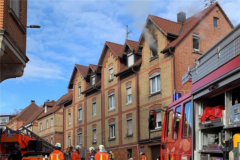 Rauch quillt aus der Dachgaube. Foto: Alexander Becher