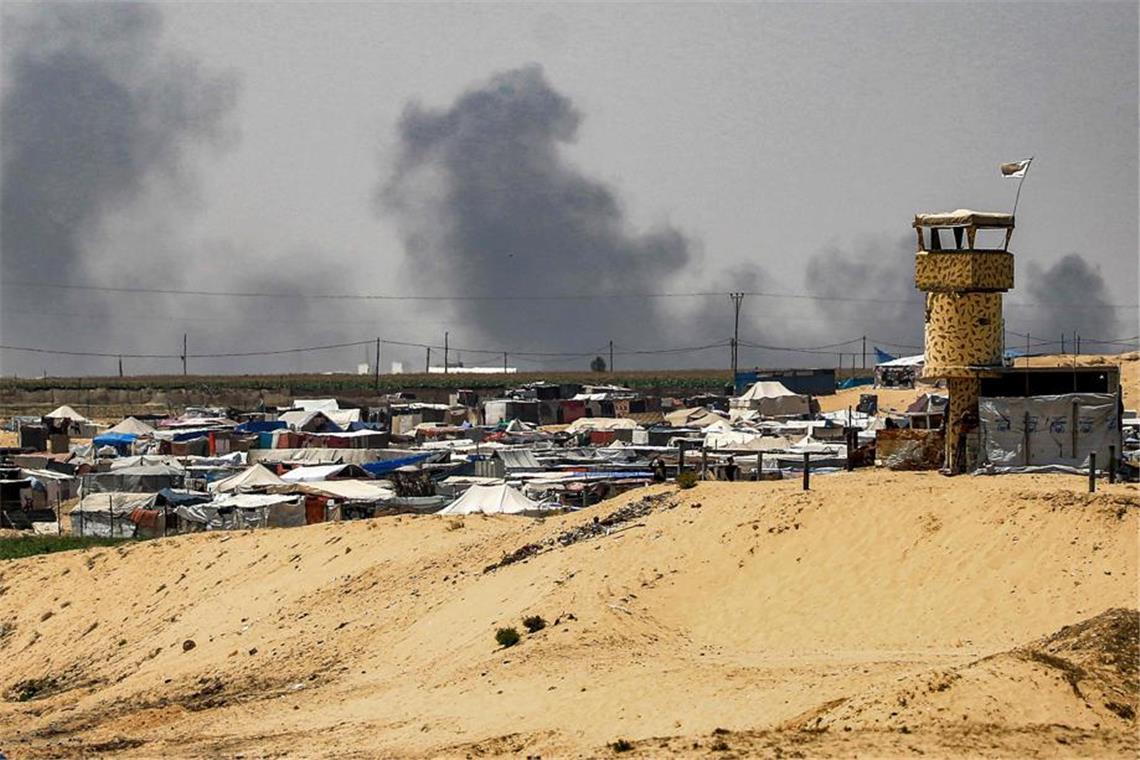 Rauch steigt auf nach einer Explosion in Rafah, im Süden des Gazastreifens. (Archivbild)