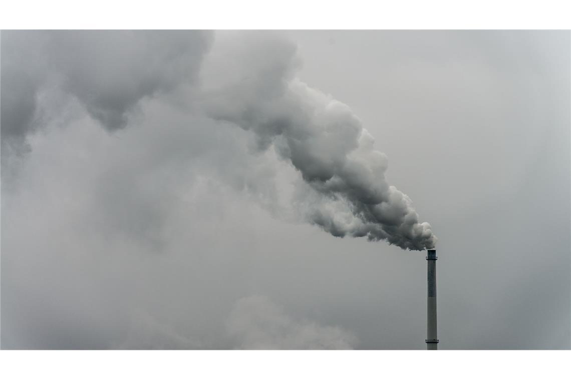 Rauch steigt aus dem Schornstein einer Fabrik. Das Wirtschaftswachstum in Deutschland wird nach Einschätzung vieler Fachleute auch in den kommenden Jahren nahezu stagnieren. (Symbolbild)