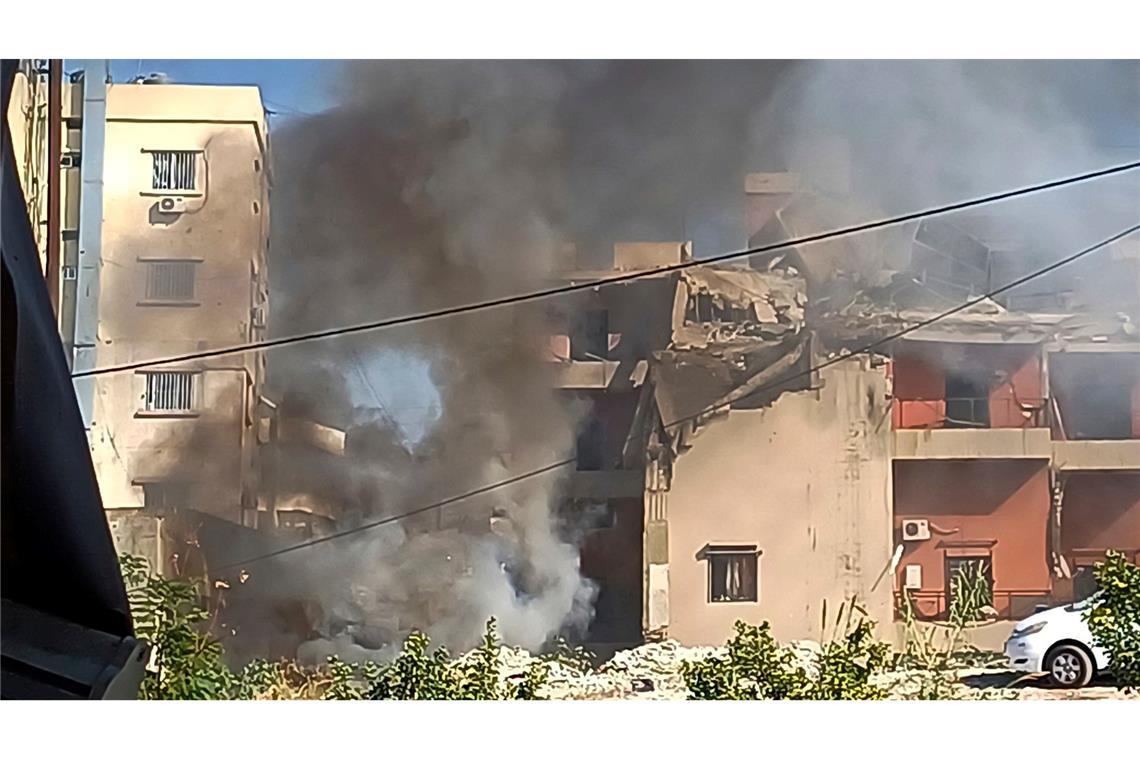 Rauch steigt aus einem Gebäude auf, das von einem israelischen Luftangriff getroffen wurde, in der südlichen Hafenstadt Sidon, Libanon.