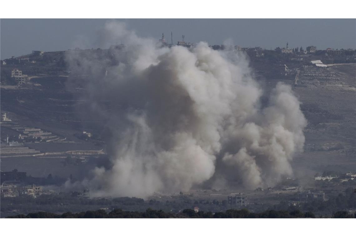 Rauch steigt nach einem israelischen Bombardement im Südlibanon auf. (Archivbild)