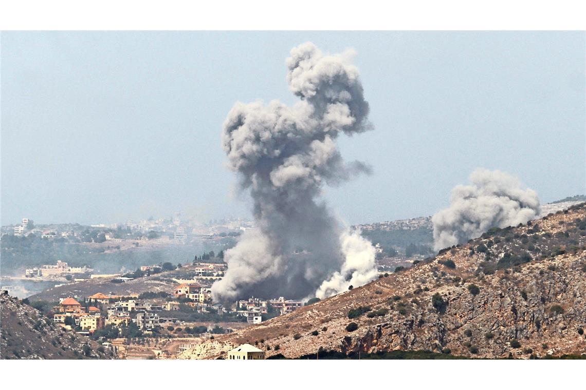 Rauch steigt nach einem israelischen  Luftangriff auf Khiam im Südlibanon auf.