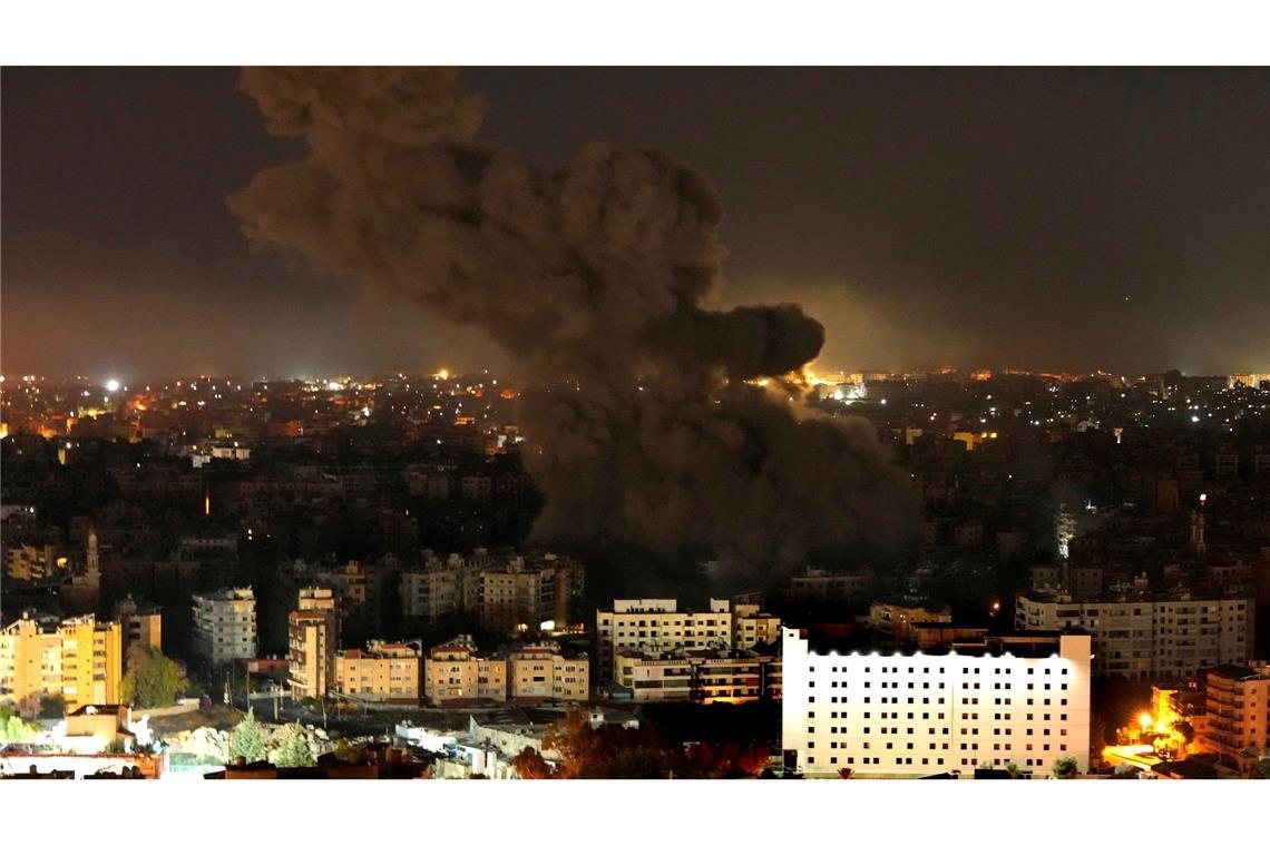 Rauch steigt nach einem israelischen Luftangriff in einem Vorort Beiruts auf.