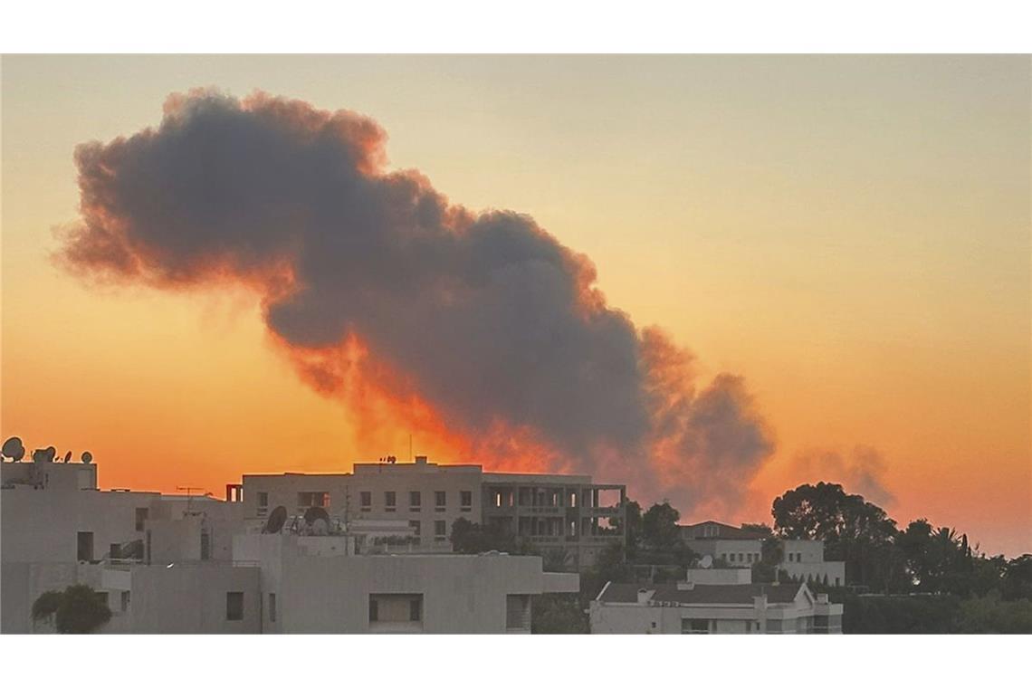 Rauch steigt nach israelischen Luftangriffen in Beirut auf.