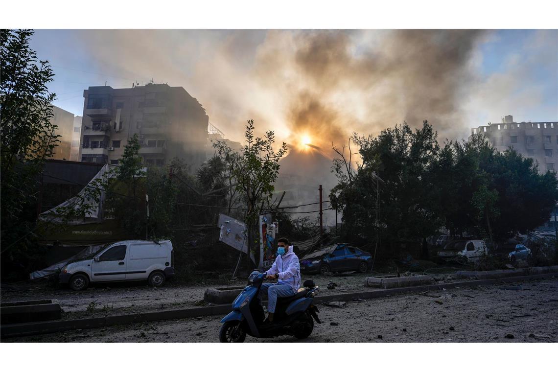 Rauch steigt vom Ort eines israelischen Luftangriffs in Dahiyeh, Beirut auf.