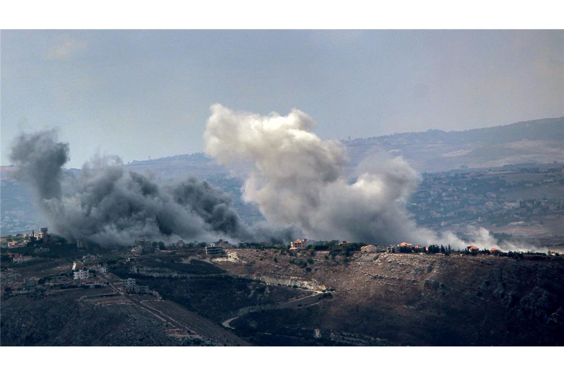 Rauch von schweren israelischen Luftangriffen steigt aus dem südlibanesischen Dorf Jabal al-Rihan auf.