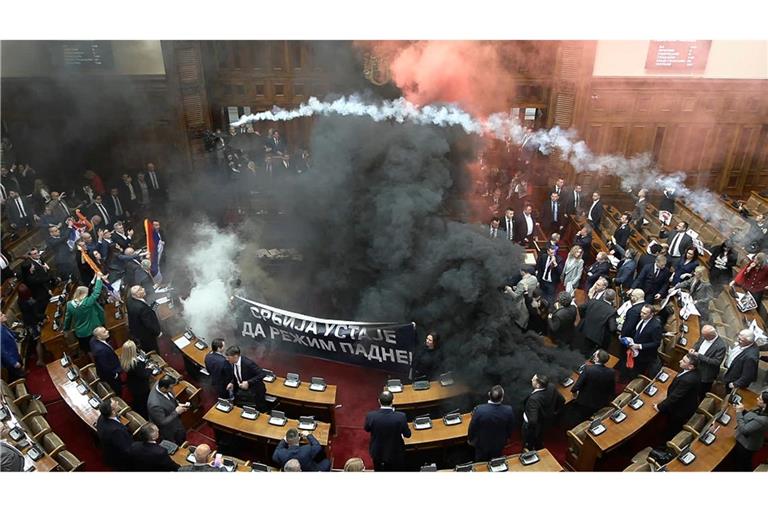 Rauchbomben im Parlament in Belgrad