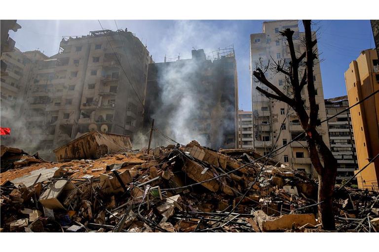 Rauchschwaden steigen zwischen den Trümmern von Gebäuden auf, die bei einem israelischen Luftangriff auf einen südlichen Vorort von Beirut zerstört wurden.