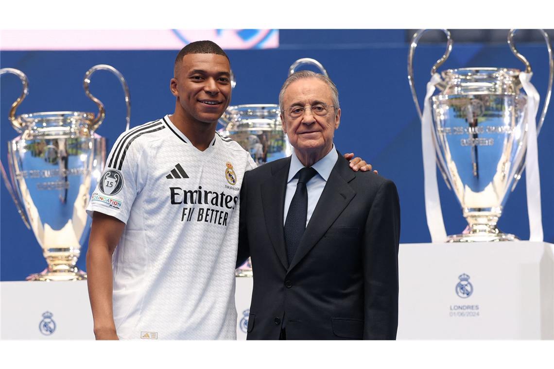 Real-Boss Florentino Perez präsentiert Mbappé den Fans.