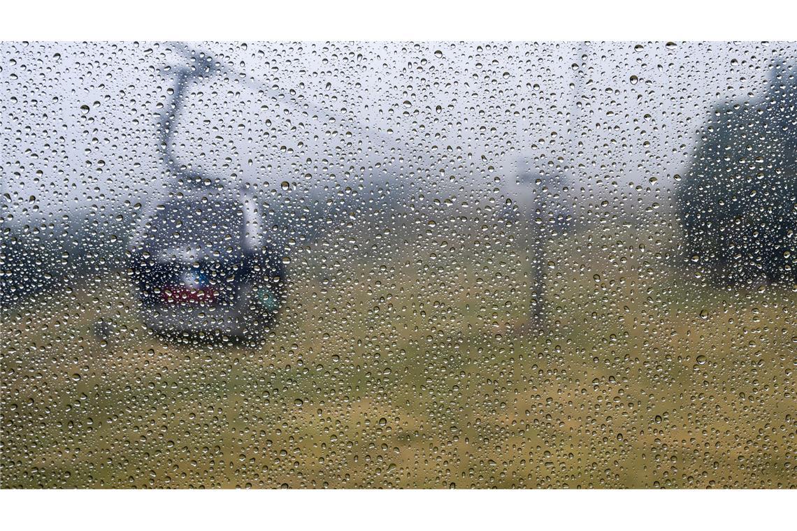 Regentropfen, die an die Scheibe meiner Gondel tropfen: Wer in Bayern auf den Gipfel des Arbers hinauffährt, der sollte Regenjacke und Schirm mitnehmen.