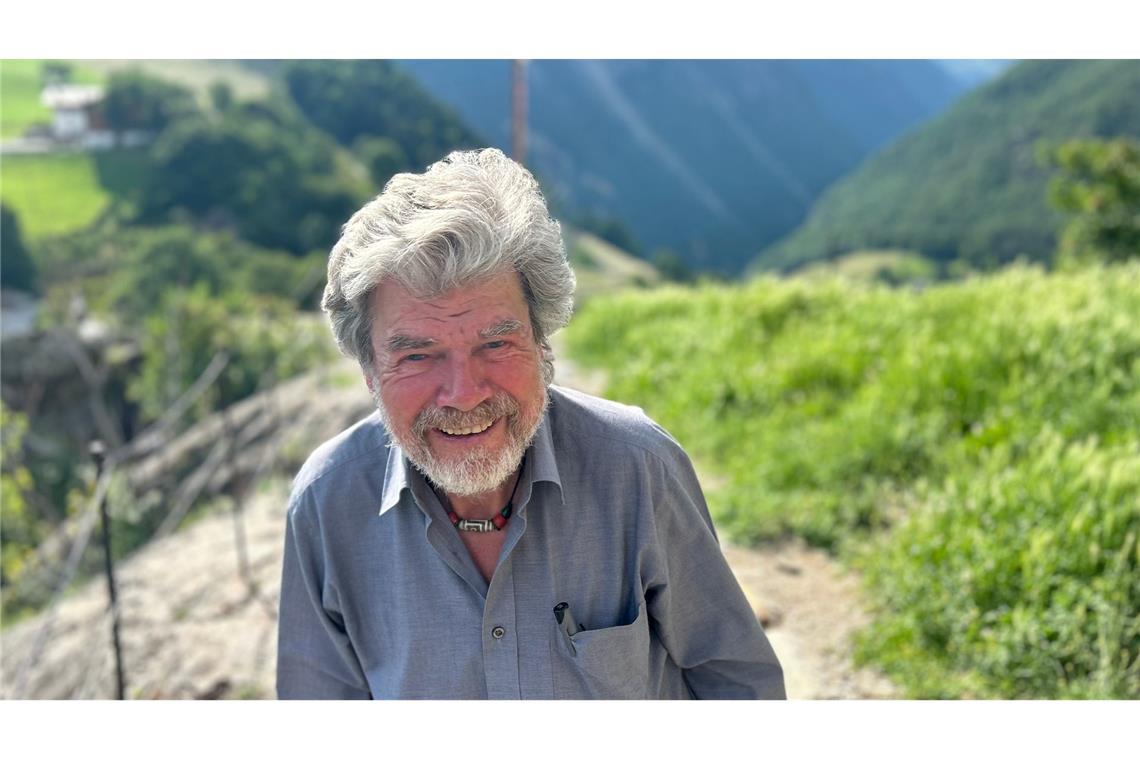 Reinhold Messner steht vor seinem Schloss Juval.