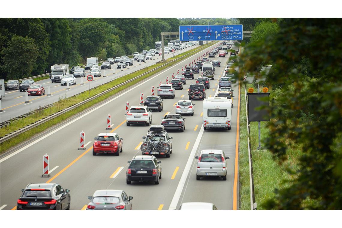 Reisende brauchten am Wochenende viel Geduld. Deutschlandweit waren die Straßen voll.