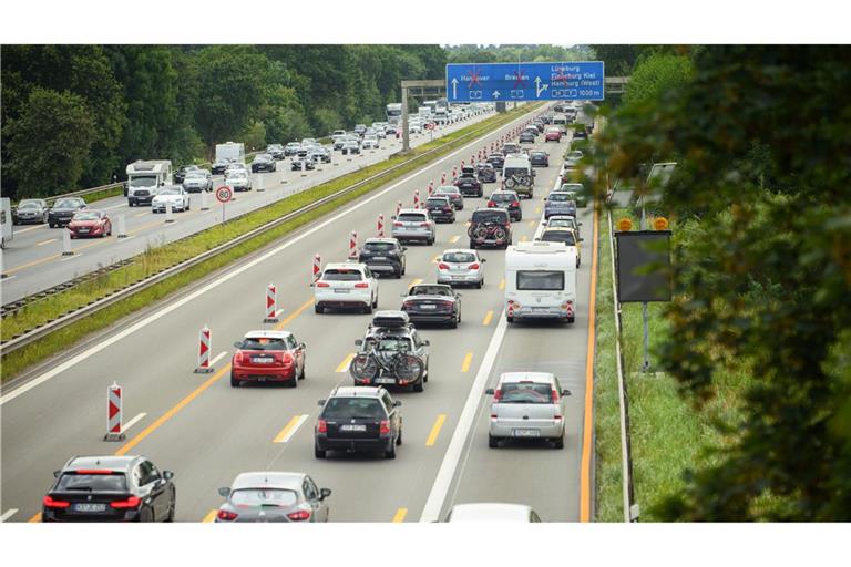 Reisende brauchten am Wochenende viel Geduld. Deutschlandweit waren die Straßen voll.