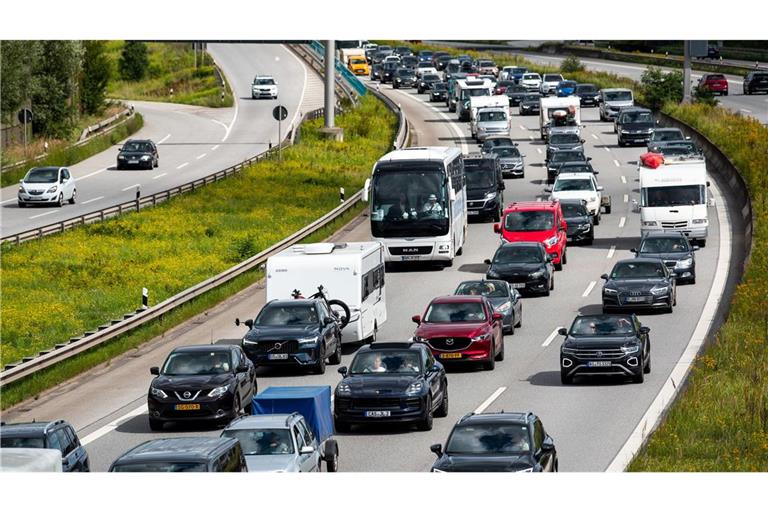 Reisende, die auf Autobahnen unterwegs sind, müssen sich gedulden. (Symbolbild)