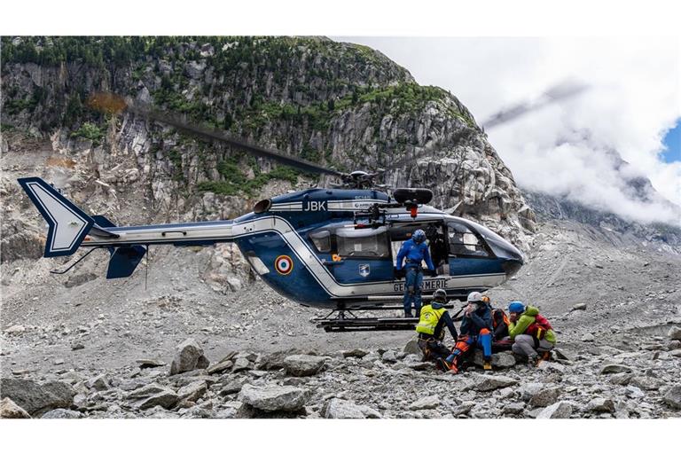 Retter der französischen Gendarmerie retten einen verletzten Mann mit dem Hubschrauber. Die Suche nach zwei am Mont Blanc vermissten Deutschen wurde jetzt allerdings eingestellt (Archivfoto).