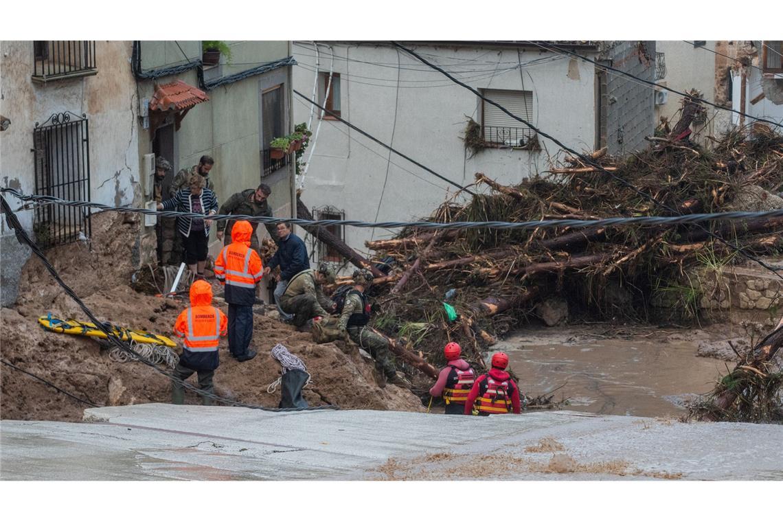 Rettungsdienste sind im Einsatz, nachdem ein Fluss in Albacete in Spanien über die Ufer getreten ist.