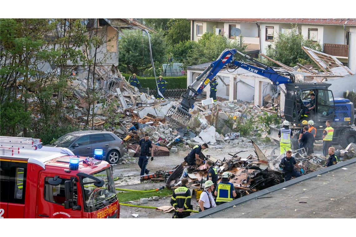 Rettungskräfte arbeiten an der Unglücksstelle.