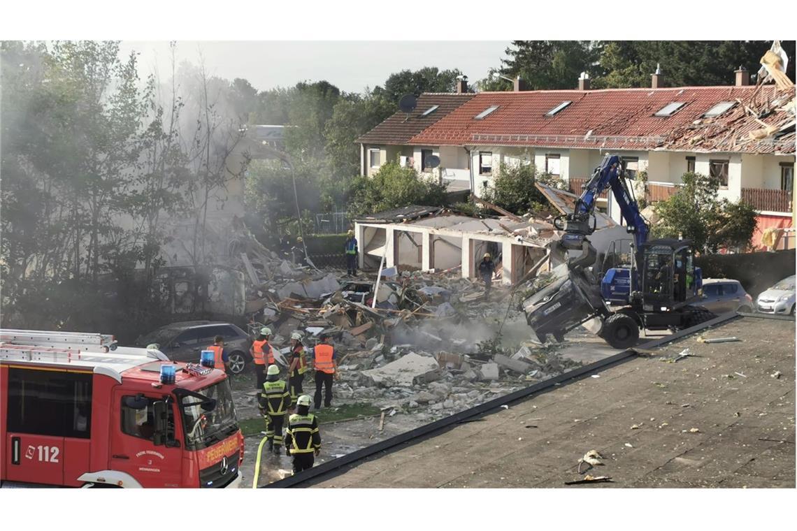 Rettungskräfte arbeiten an der Unglücksstelle.