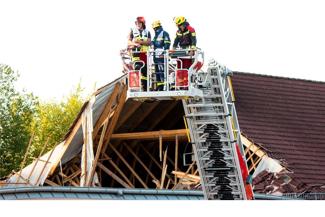 Rettungskräfte durchsuchten die Trümmer des Supermarktes nach Menschen.