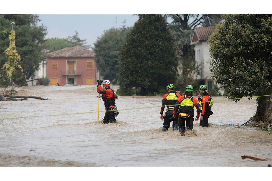 Rettungskräfte kontrollieren ein überschwemmtes Gebiet in Bagnacavallo, in der Region Emilia Romagna.