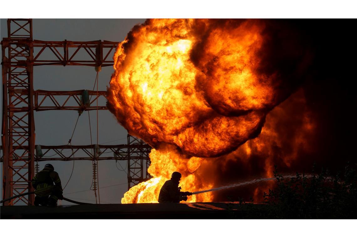 Rettungskräfte löschen ein Feuer in einem brennenden Umspannwerk in der ukrainischen Region Dnipropetrowsk nach einem russischen Angriff.