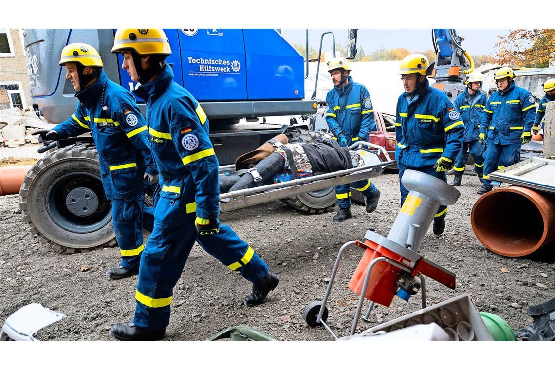 Rettungskräfte nehmen im Training Center Retten und Helfen (TCRH) an einer Übungseinheit im Rahmen der Erdbeben-Großübung Magnitude teil.