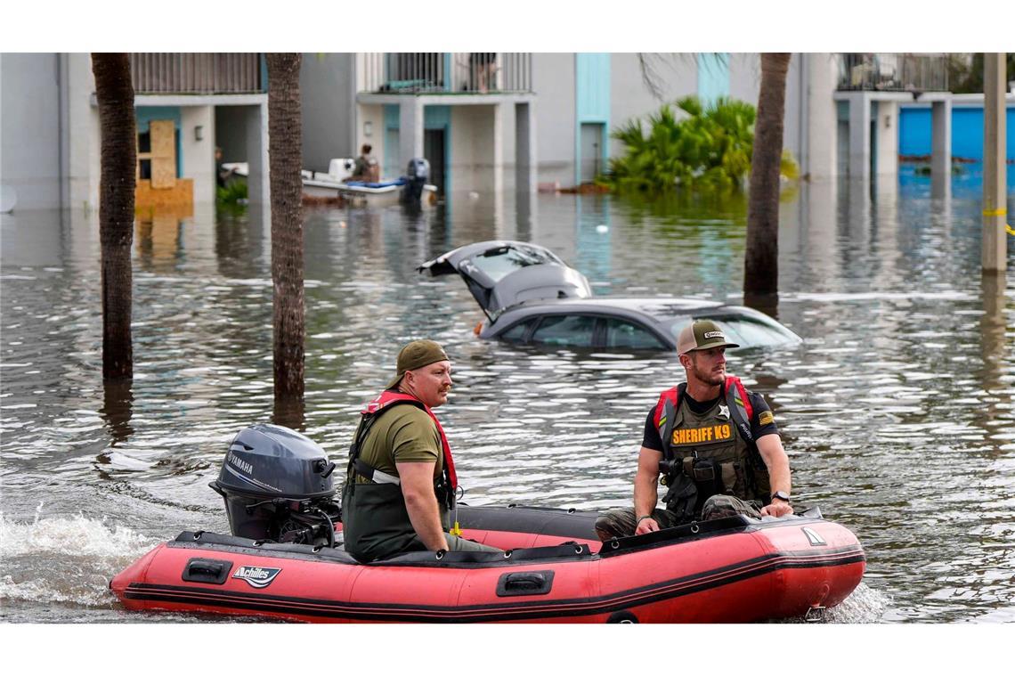 Rettungskräfte sind in der Stadt Clearwater auf dem Weg zu Sturmopfern.