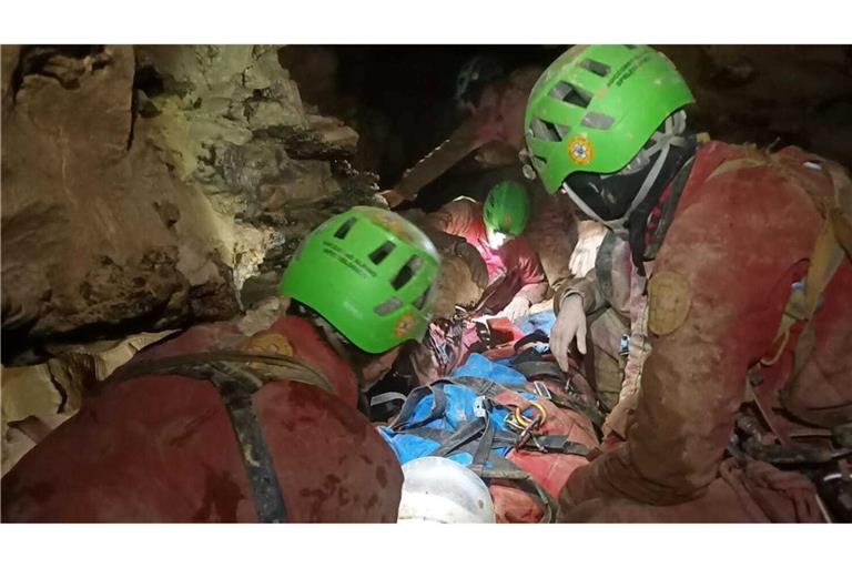 Rettungskräfte sind in Italien im Einsatz (Handout).