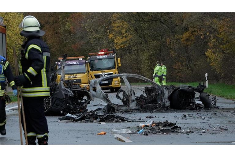 Rettungskräfte stehen neben den Trümmern von Fahrzeugen nach dem Unfall, bei dem sechs Menschen ums Leben gekommen sind.