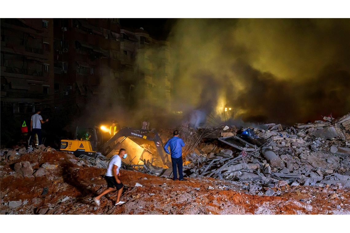 Rettungskräfte suchen in Beirut nach Überlebenden.