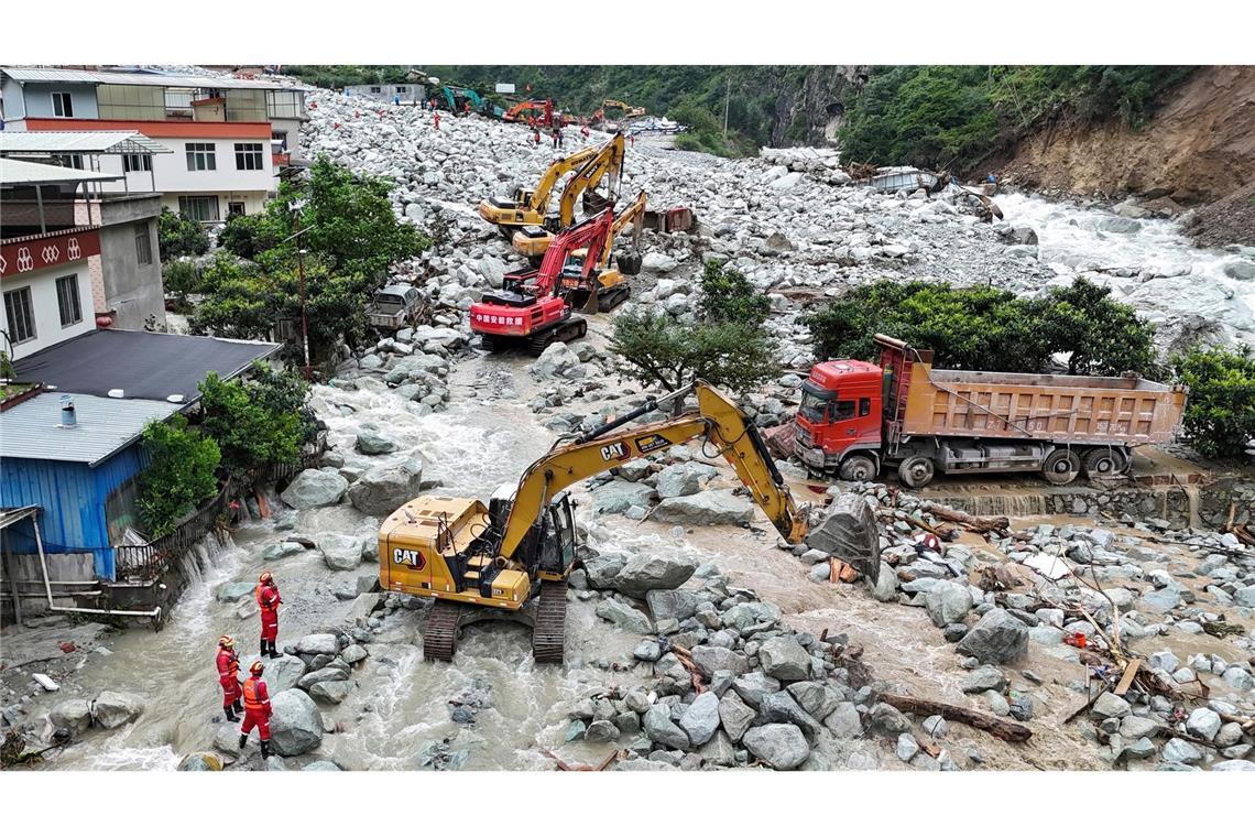 Rettungskräfte suchen nach Sturzfluten und Schlammlawinen  im Dorf Ridi in der Stadt Kangding nach Überlebenden (Foto aktuell).