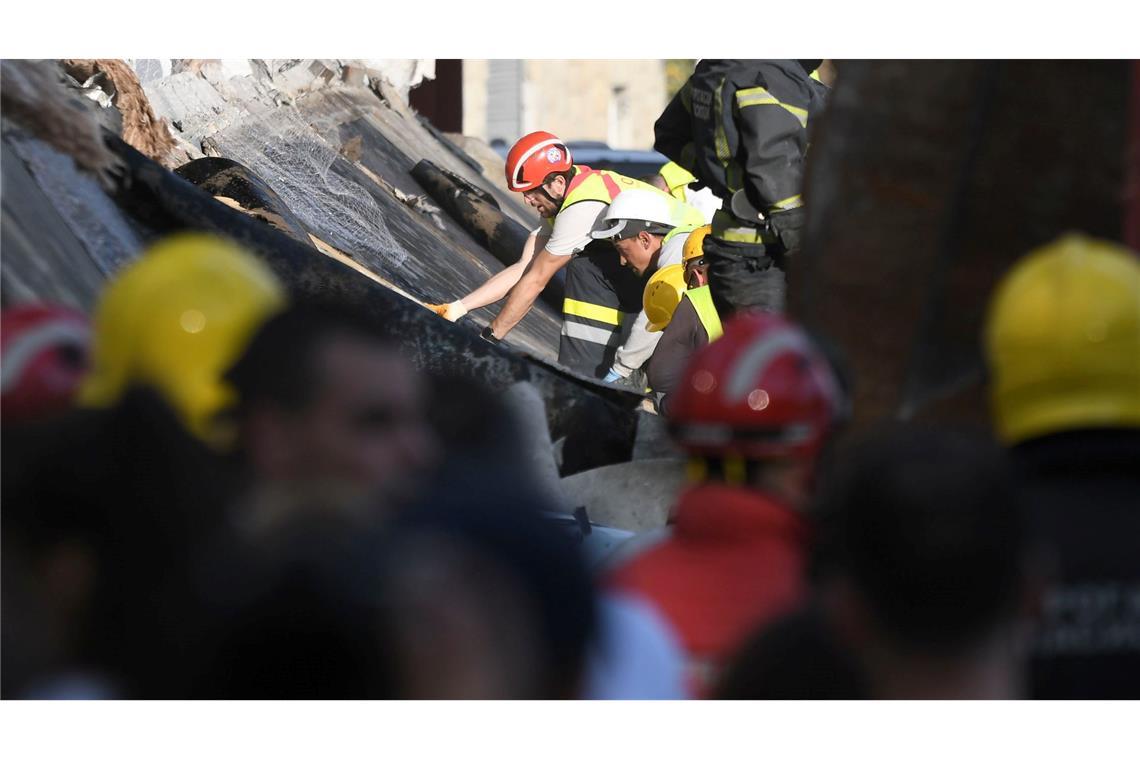 Rettungsmannschaften suchen unter dem eingestürzten Bahnhofsvordach in Novi Sad nach Überlebenden (Foto aktuell).