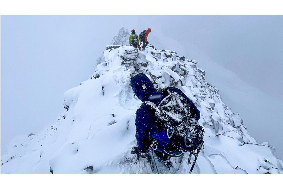 Rettungsspezialisten der Air Zermatt bei einem Einsatz, um zwei nur mit Turnschuhen und Baumwollhose ausgestattete Vietnamesen vom Matterhorn zu retten.