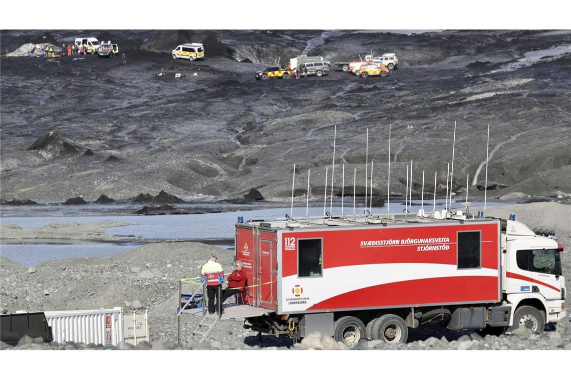 Rettungsteams arbeiteten am Einsatzort nach dem teilweisen Einsturz einer Eishöhle am Breidamerkurjökull-Gletscher.