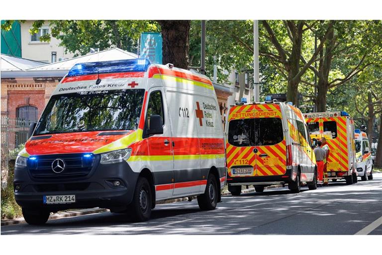 Rettungswagen stehen vor dem Hotel in Mainz.