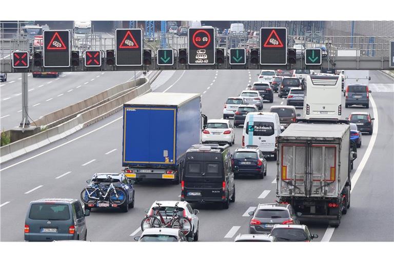 Richtung Meer oder Berge sind vor allem noch Autofahrer und Autofahrerinnen aus Baden-Württemberg und Bayern unterwegs, wo die vierte Ferienwoche beginnt. (Symbolbild)