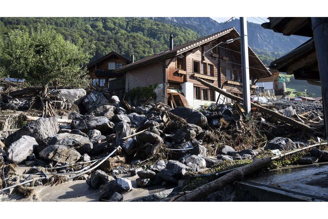 Riesige Gesteinsbrocken sind beim Unwetter durch die Straßen von Brienz gedonnert.