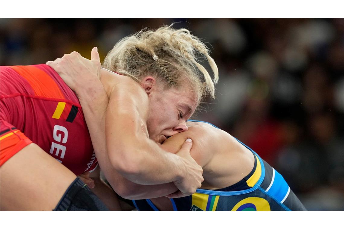 Ringen bei Olympia : Sandra Paruszewski (rot) und die brasilianische Ringerin Giullia Penalber kämpfen gegeneinander.