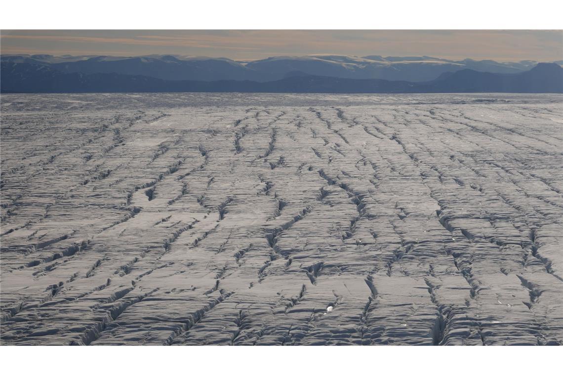 Risse in der Eisdecke entstehen durch die ungleichmäßige Bewegung des Gletschers.