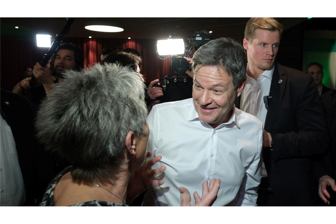 Robert Habeck spricht bei einer Wahlkampfveranstaltung in Leipzig mit einer Besucherin.